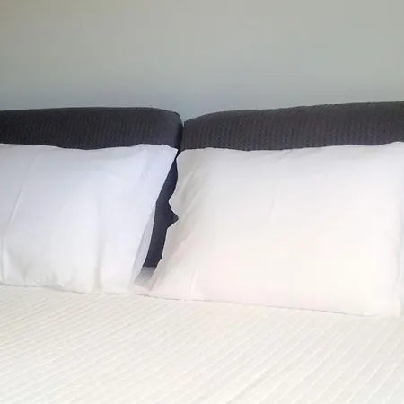 Be Local - With 3 Bedroom Near Oriente Station In