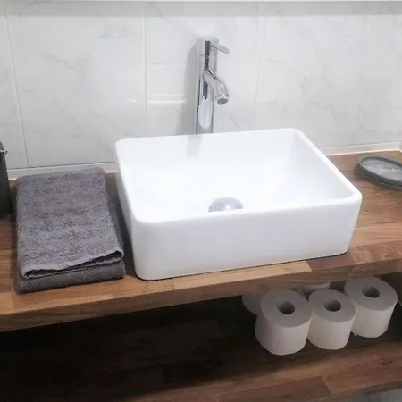 Be Local - With 3 Bedroom Near Oriente Station In *