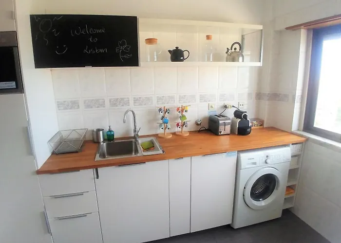 アパート Flat With 3br In - Walk To Fil And Meoarena リスボン